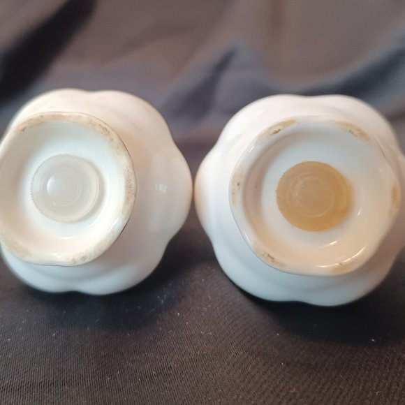 Vintage Royal Albert Val D'Or Salt and Pepper shakers. - Picture 5 of 10